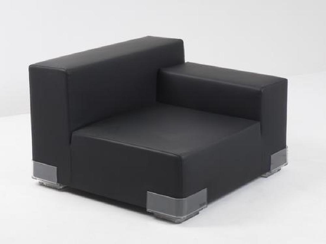 Piero LISSONI (1956) - Edition Kartell _x000D_ Paires: Piero LISSONI (1956) - Edition Kartell _x000D_ Paires de chauffeuses modulables modèle "Plastics" avec accoudoir en tissu Nilo noir et polycarbonate transparent - 2000_x000D_ 60 x 87 x 87 cm_x000