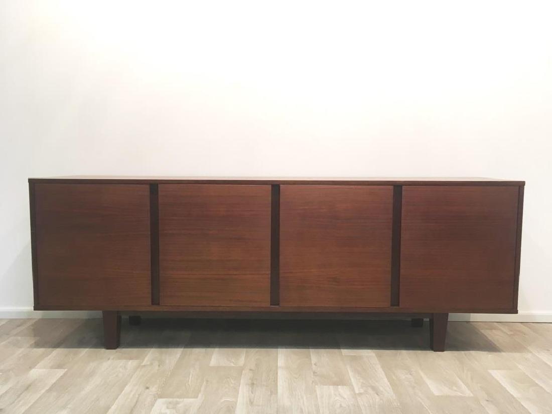 Dieter WAECKERLIN (1930-2013) pour Behr International: Dieter WAECKERLIN (1930-2013) pour Behr International en 1960. Grand buffet ouvrant par 2 tiroirs simples et 10 tiroirs de service (fond bleu). 85 x 245 x 55 cm* Vendu sur désignation