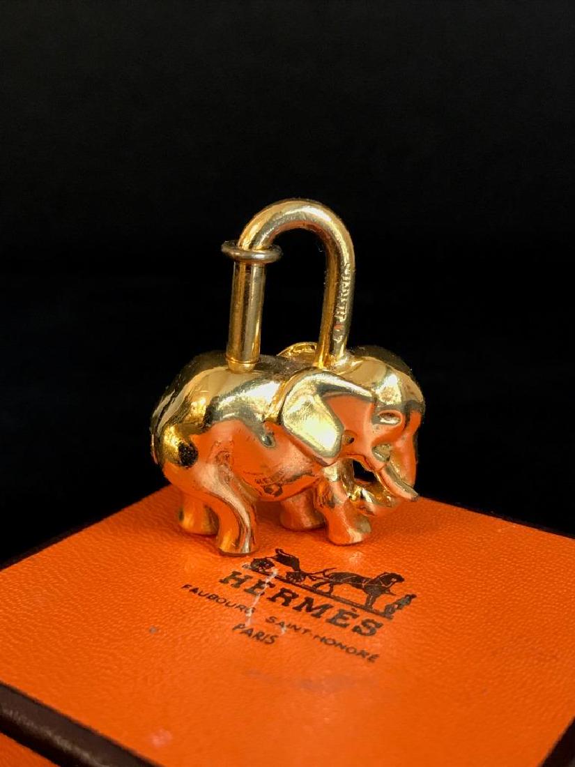 HERMES  Cadenas en vermeil représentant un éléphant (1 of 1)