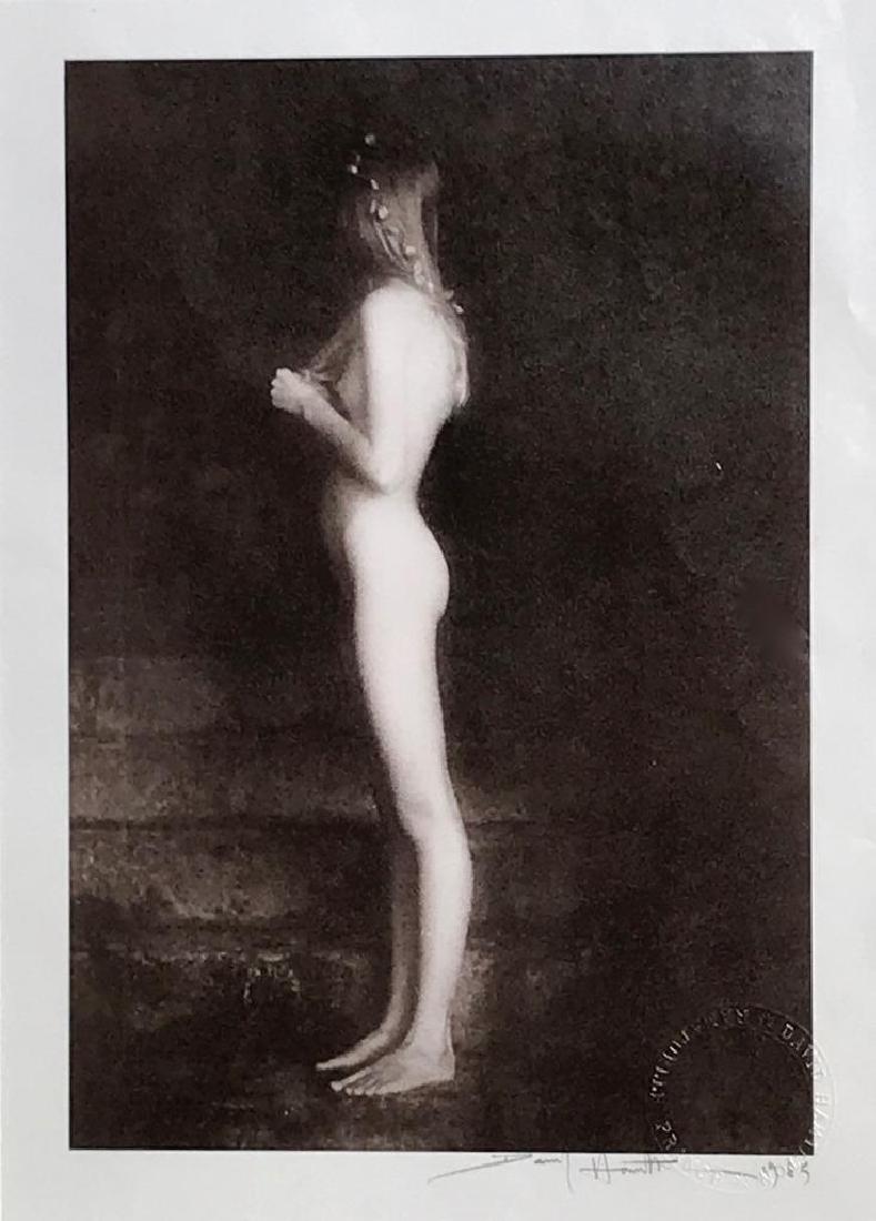 David HAMILTON (1933-2016) Nu féminin: David HAMILTON (1933-2016) Nu féminin Tirage argentique. Signé, daté et cachet en bas à droite (1985) 33,5 x 24cm