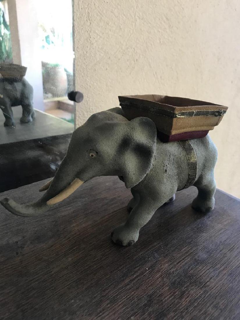 Eléphant à tête mobile en plâtre moulé (1 of 3)