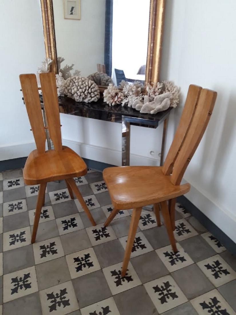 Carlo MOLLINO, vers 1947 Rare paire de chaises en: Carlo MOLLINO, vers 1947 Rare paire de chaises en chêne modèle "Casa del Sole" à hauts dossiers en deux parties formant des pales profilées jointes par des entretoises transversale