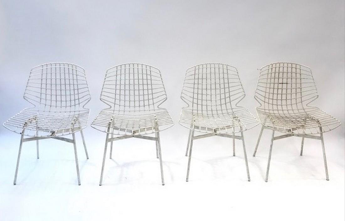 Travail des années 1950 Suite de quatre chaises: Travail des années 1950 Suite de quatre chaises à piétement en métal epoxy blanc et assise en résille de métal epoxy blanc 73 x 52 x 50 cm