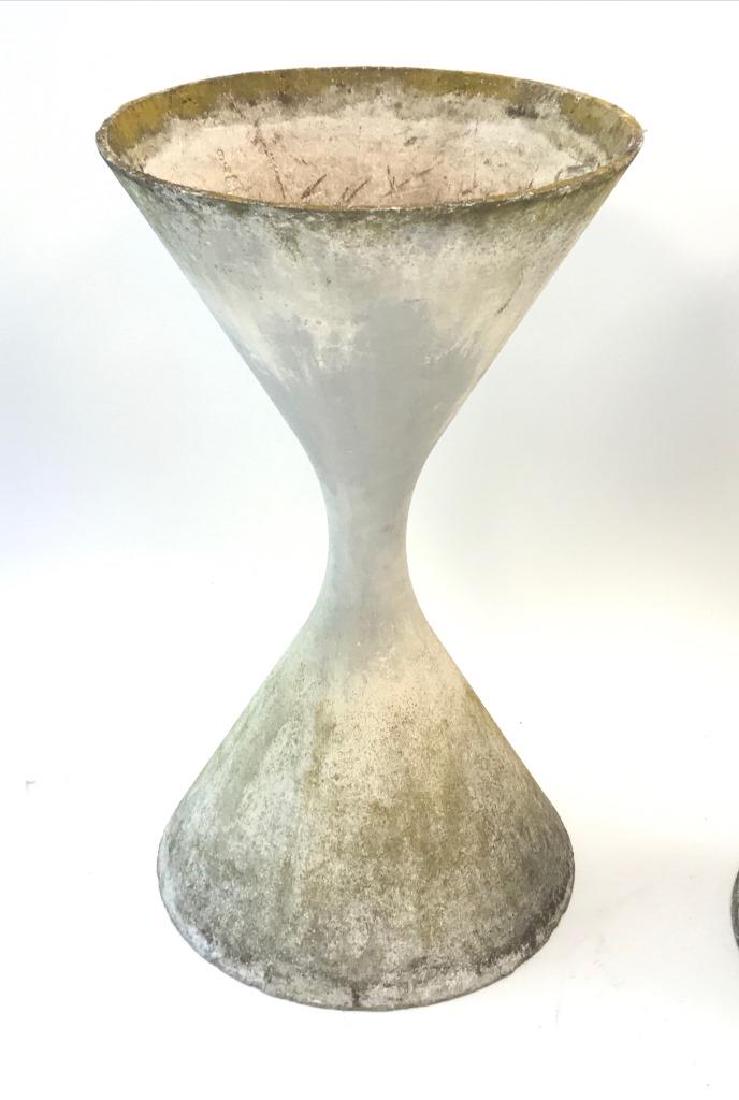 Willy GUHL, Edition Eternit AG, 1955 Paire d’: Willy GUHL, Edition Eternit AG, 1955 Paire d’importantes jardinières de forme diabolo H : 97 cm