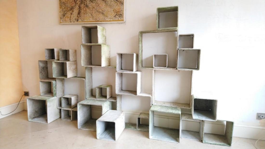 Willy GUHL, Edition Eternit AG, 1955 Importante: Willy GUHL, Edition Eternit AG, 1955 Importante bibliothèque modulable composée de 30 éléments de formes carrées en fibrociment (tampon du fabricant). 160 x 200 x 34 cm * Vend