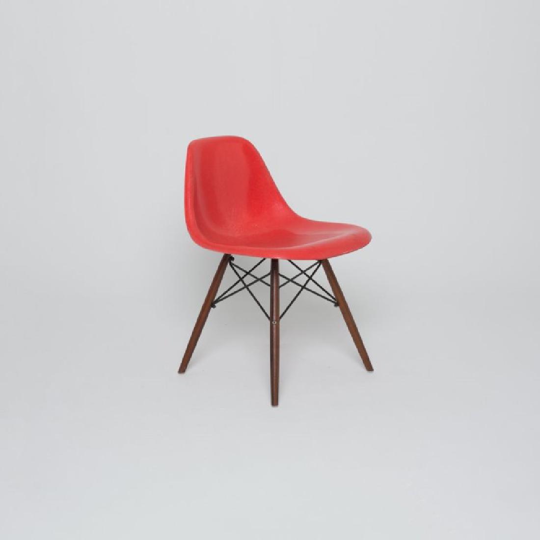 Charles EAMES - Herman Miller Suite de quatre chaises: Charles EAMES - Herman Miller Suite de quatre chaises à assise en polypropylène rouge et pieds en bois naturel * Vendu sur désignation