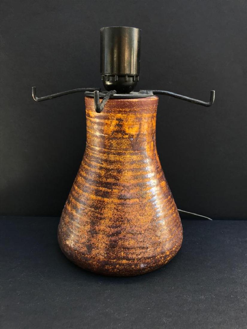 ACCOLAY, vers 1970 Pied de lampe en céramique: ACCOLAY, vers 1970 Pied de lampe en céramique brune Signé dessous H : 23 cm