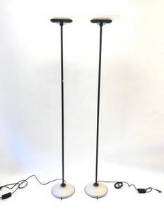 Perry KING, Santiago MIRANDA, et Gianluigi ARNALDI -: Perry KING, Santiago MIRANDA, et Gianluigi ARNALDI - ARTELUCE Editeur Paire de lampadaires modèle "Jill" en verre sablé et acier peint en noir. H : 195 cm (léger éclat à un ve