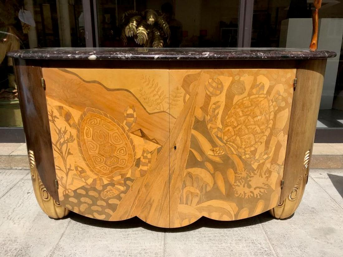 Travail français, dans le goût des anné: Travail français, dans le goût des années 1930 Commode à épais plateau en marbre noir veiné, reposant sur un bâti arrondi en bois clair à 2 portes battantes 