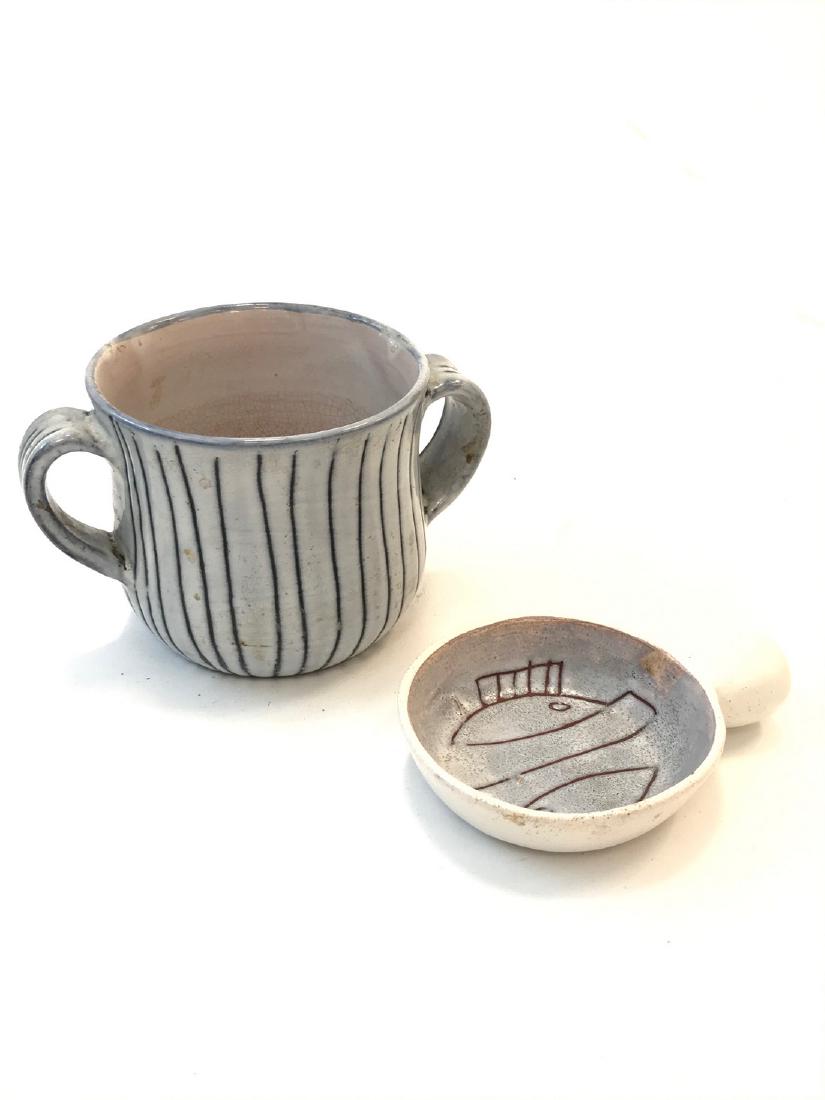 Jacques INNOCENTI Petit pot à oreilles en terre de: Jacques INNOCENTI Petit pot à oreilles en terre de faïence rouge de Vallauris émaillée blanc à décor de stries réservés à la paraffine. Monogrammé des