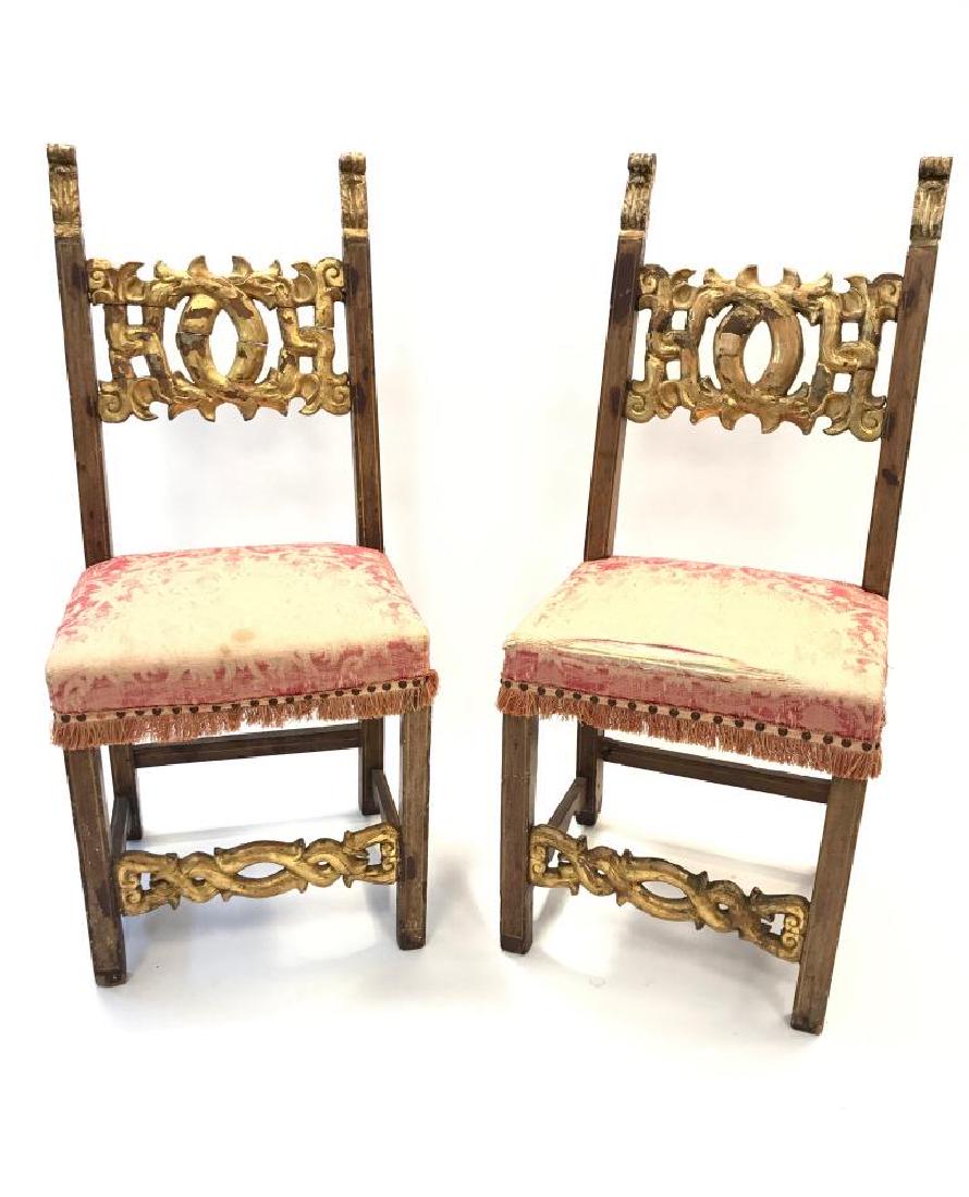 Paire de chaises en bois doré et sculpté: Paire de chaises en bois doré et sculpté Travail du XVIIème siècle 106 x 45 x 40 cm