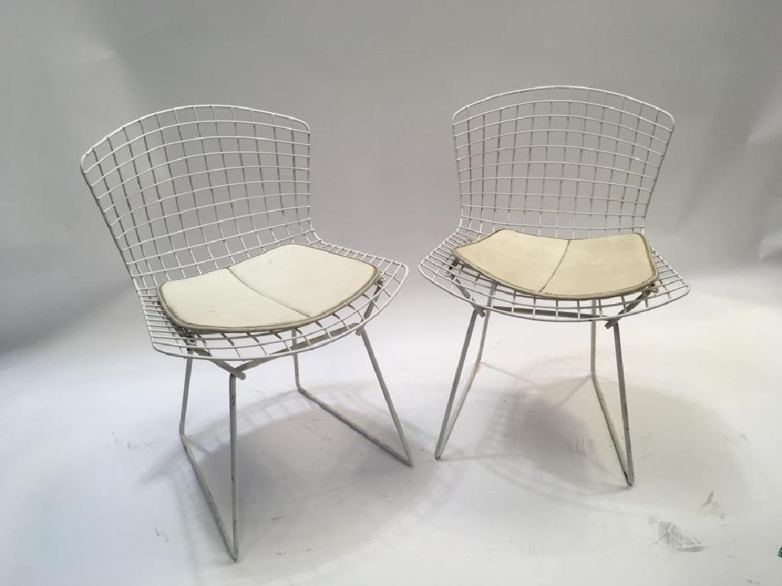Harry BERTOIA (1915-1978) - Edition Knoll International: Harry BERTOIA (1915-1978) - Edition Knoll International Paire de chaises modèle « Wire » en treillis métalliques blanc, avec leurs galettes