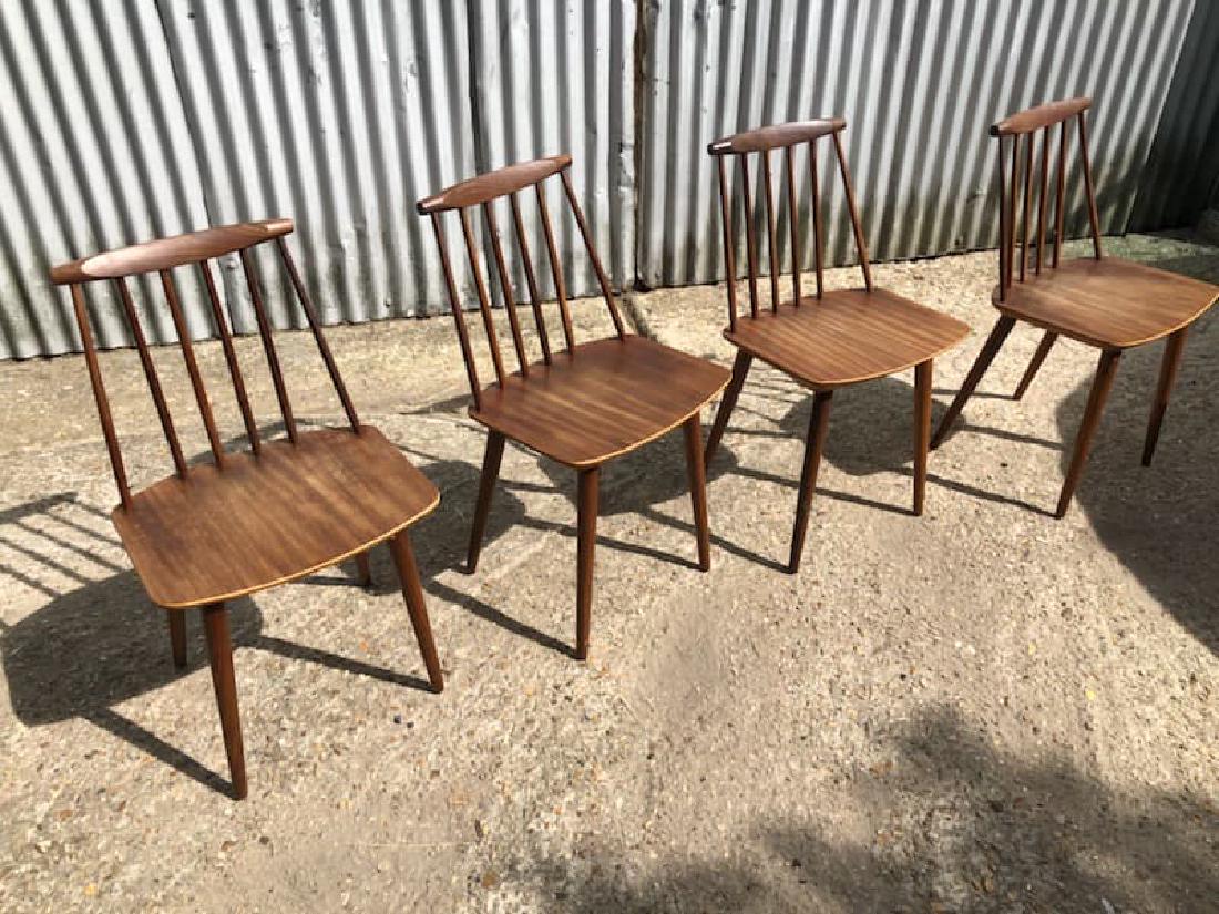 Travail scandinave, vers 1955 Suite de quatre chaises: Travail scandinave, vers 1955 Suite de quatre chaises en teck à dossiers navette et larges assises reposant sur des pieds fuseau. 77 X 44 X 37 cm *Vendu sur désignation