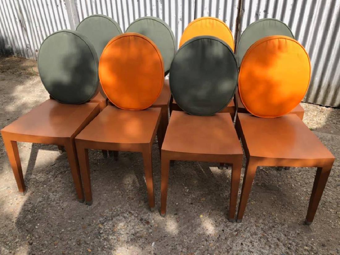 Jean-Charles De Castelbajac, vers 1985 Suite de huit ch: Jean-Charles De Castelbajac, vers 1985Suite de huit chaises à dossiers médaillon en tissu de couleur orange et gris disposés sur des bâtis en bois blond formant quatre pieds gaine à réception pl