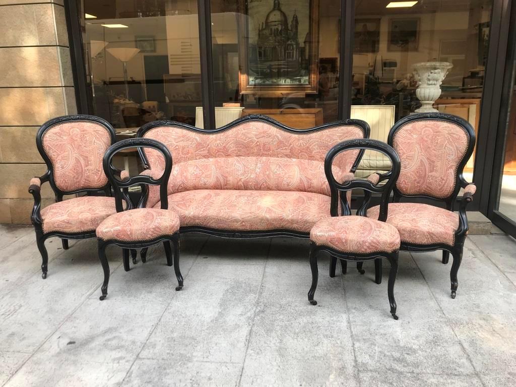 Salon en bois mouluré et garniture en tissu rose: Salon en bois mouluré et garniture en tissu rose fleuri comprenant une banquette , deux fauteuils et deux chaises