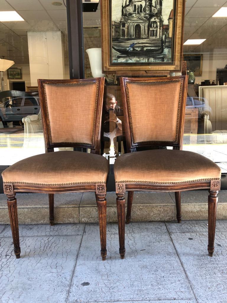 Suite de huit chaises en bois naturel mouluré et: Suite de huit chaises en bois naturel mouluré et garniture de velours brun Travail de style Louis XVI