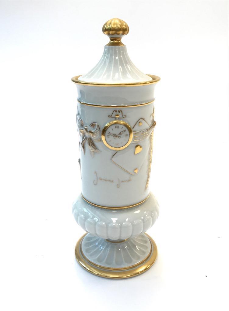 Janine JANET pour HAVILAND, Limoges Pot couvert en: Janine JANET pour HAVILAND, Limoges Pot couvert en porcelaine blanche et or. Signature sur le côté, marques dessous. H : 29 cm