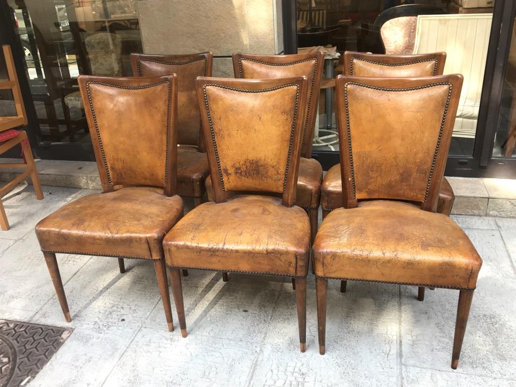 Suite de six chaises en bois et cuir capitonné: Suite de six chaises en bois et cuir capitonné dans le goût de Paolo Buffa