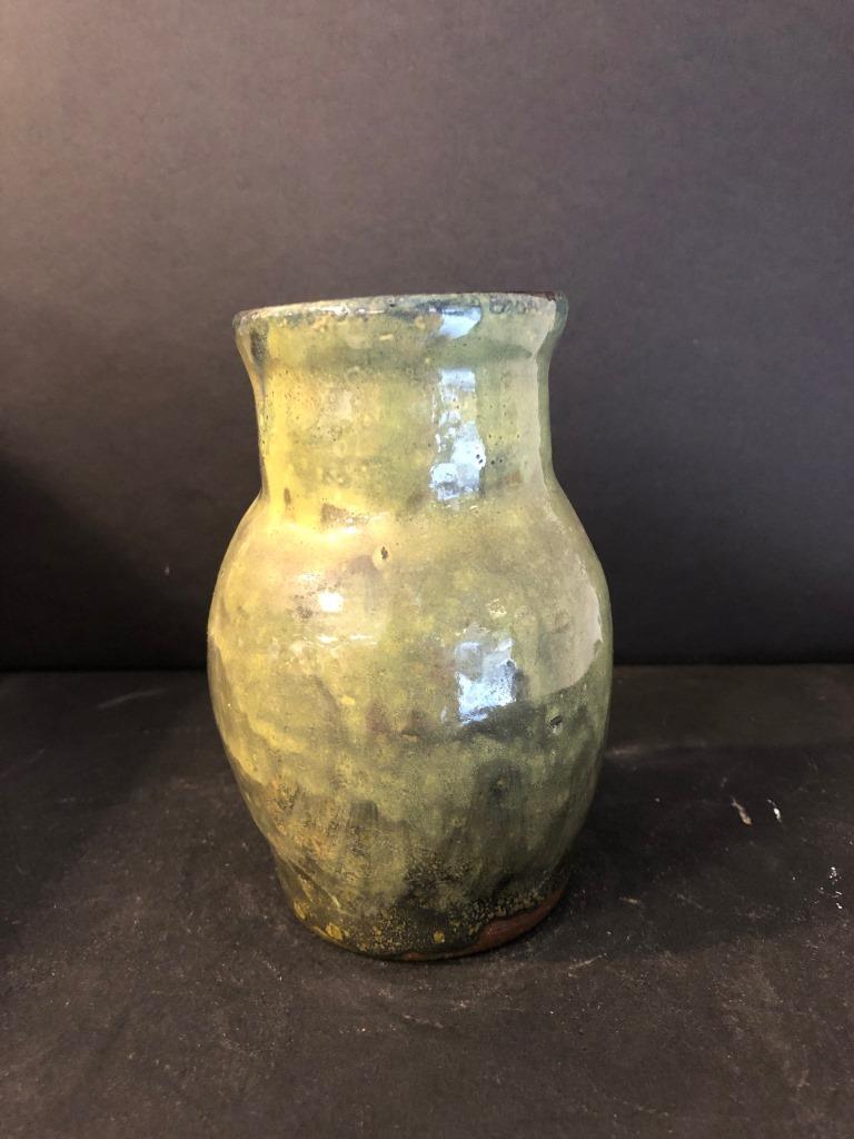 Eugène LION, dans le goût de Vase en terre: Eugène LION, dans le goût de Vase en terre cuite émaillée vert Signé dessous H : 13 cm