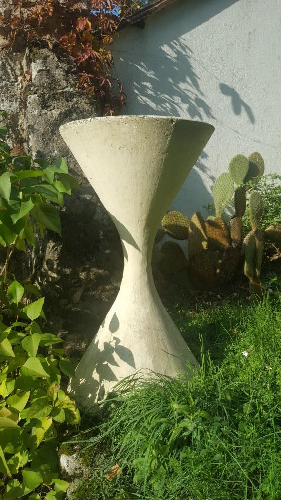 Willy GUHL, Edition Eternit AG, vers 1955 Importante: Willy GUHL, Edition Eternit AG, vers 1955 Importante jardinière modèle "Diabolo" en fibrociment à réception circulaire. H : 100 cm * Vendu sur désignation