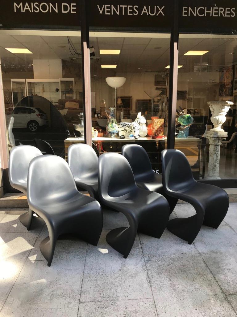 Verner PANTON (1926-1998) - Edition VITRA Suite de six: Verner PANTON (1926-1998) - Edition VITRA Suite de six chaises modèle S Chair en polypropylène noir 83 x 50 x 53 cm