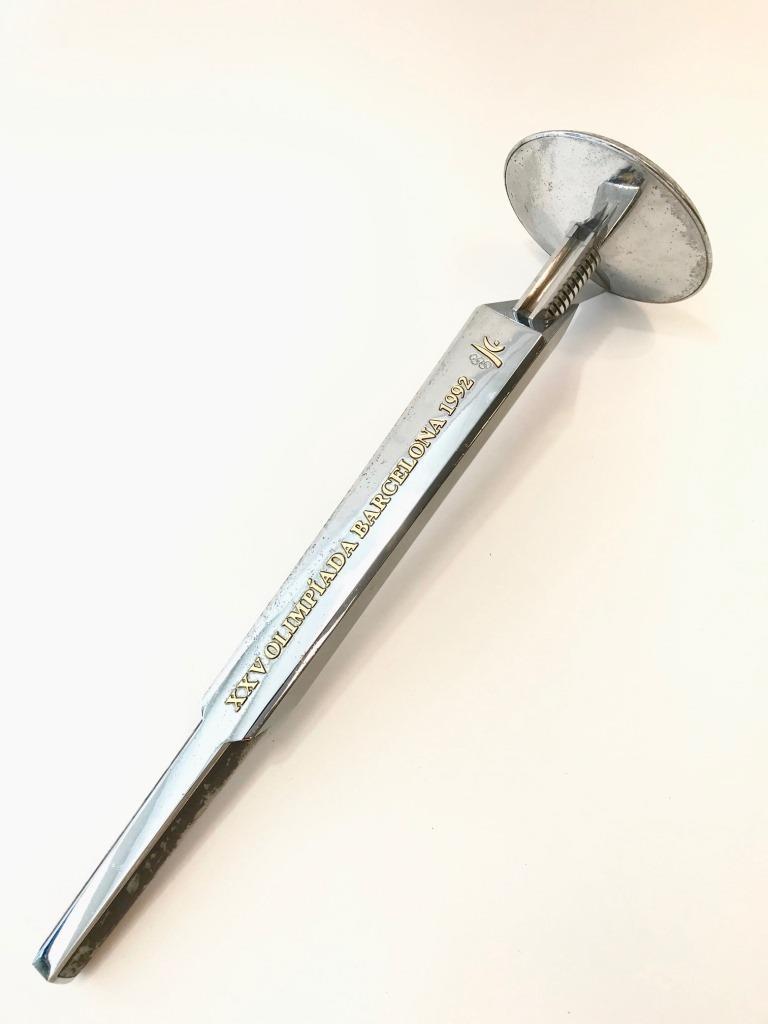 André RICARD (XX) JEUX OLYMPIQUES DE BARCELONE -: André RICARD (XX) JEUX OLYMPIQUES DE BARCELONE - 1992 Torche olympique en métal chromé Numéroté 255271, (50000 exemplaires), avec certificat d’authenticité On y joi