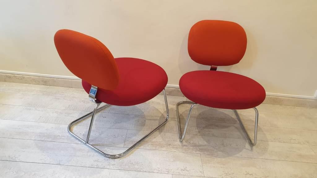 Jasper MORRISON (1959) - Edition ARTIFORT Paire de: Jasper MORRISON (1959) - Edition ARTIFORT Paire de chauffeuses modèle Véga en métal tubulaire et garniture de tissu rouge * Vendu sur désignation