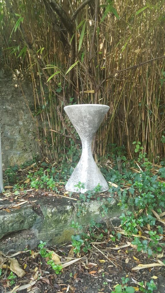 Willy GUHL, Edition Eternit AG, vers 1955 Jardiniè: Willy GUHL, Edition Eternit AG, vers 1955 Jardinière modèle "Diabolo" en fibrociment à réception circulaire. H : 84 cm * Vendu sur désignation