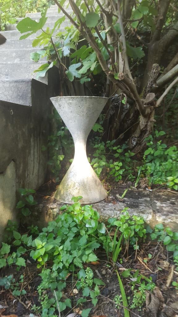 Willy GUHL, Edition Eternit AG, vers 1955 Jardiniè: Willy GUHL, Edition Eternit AG, vers 1955 Jardinière modèle "Diabolo" en fibrociment à réception circulaire. 64 X 37 cm * Vendu sur désignation