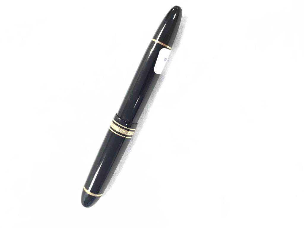 MONTBLANC Stylo plume modèle « Meisterstuck n°149 » en: MONTBLANC Stylo plume modèle « Meisterstuck n°149 » en laque noir, métal doré et plume en or bicolore 18 carats