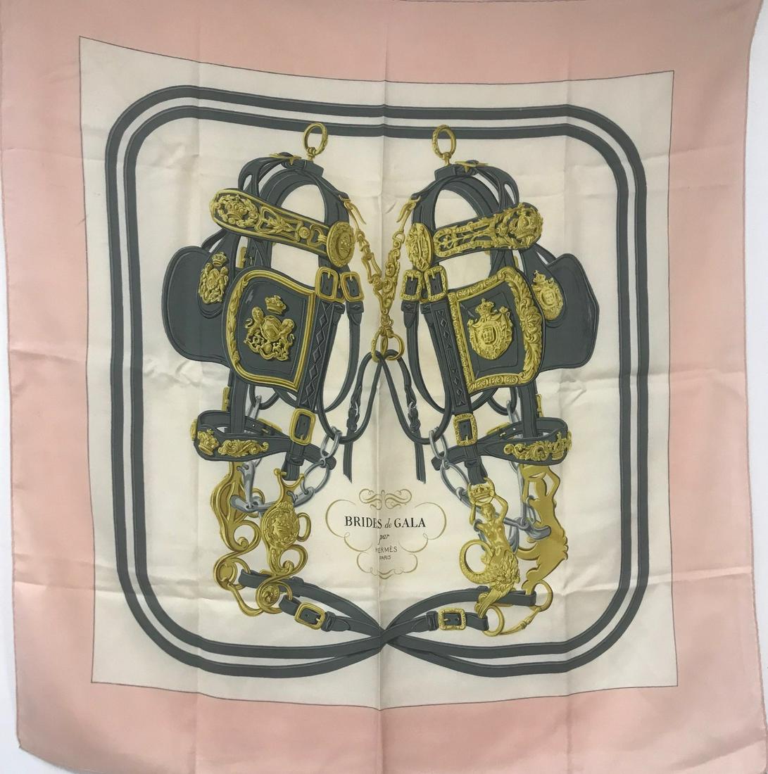HERMES Carré en soie imprimée et titré "Brides de: HERMES Carré en soie imprimée et titré "Brides de Gala", contours rose Bon état