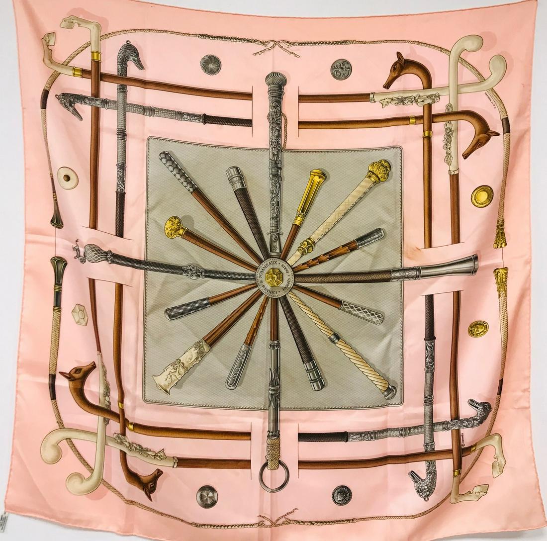 HERMES Carré en soie imprimée et titré "Cannes et: HERMES Carré en soie imprimée et titré "Cannes et pommeaux" Etat d'usage (tache)