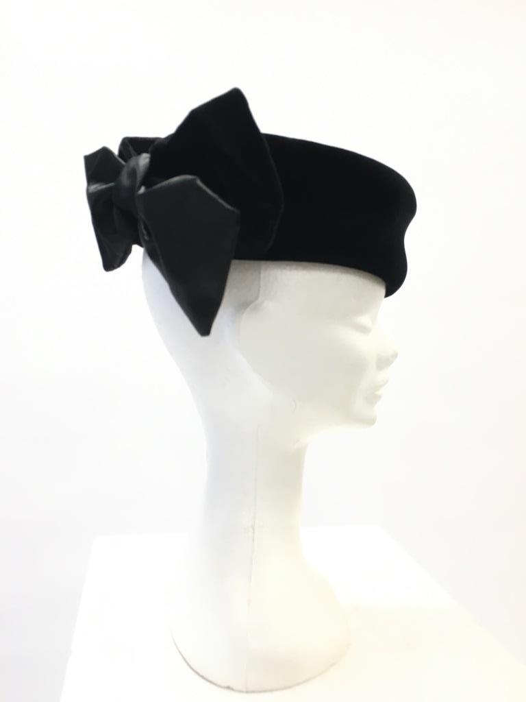 Philip SOMERVILLE pour HARROD’S Chapeau en velours noir: Philip SOMERVILLE pour HARROD’S Chapeau en velours noir
