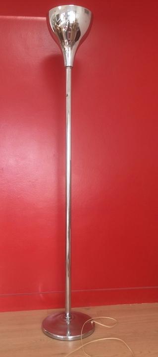 Robert MALLET-STEVENS, vers 1930 Lampadaire moderniste: Robert MALLET-STEVENS, vers 1930 Lampadaire moderniste à cache ampoule en cornet arrondi monté sur un fut cylindrique reposant sur une base circulaire. H : 176 cm * Vendu sur désignatio