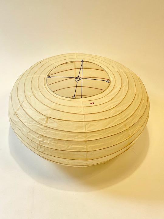Isamu NOGUCHI (1904-1988) - Edition Akari - vers 1955,: Isamu NOGUCHI (1904-1988) - Edition Akari - vers 1955, Galerie Steph-Simon Suspension modèle 50EN en Métal, papier washi et bambou Signé du cachet D : 50 cm Emballage d’origine, &