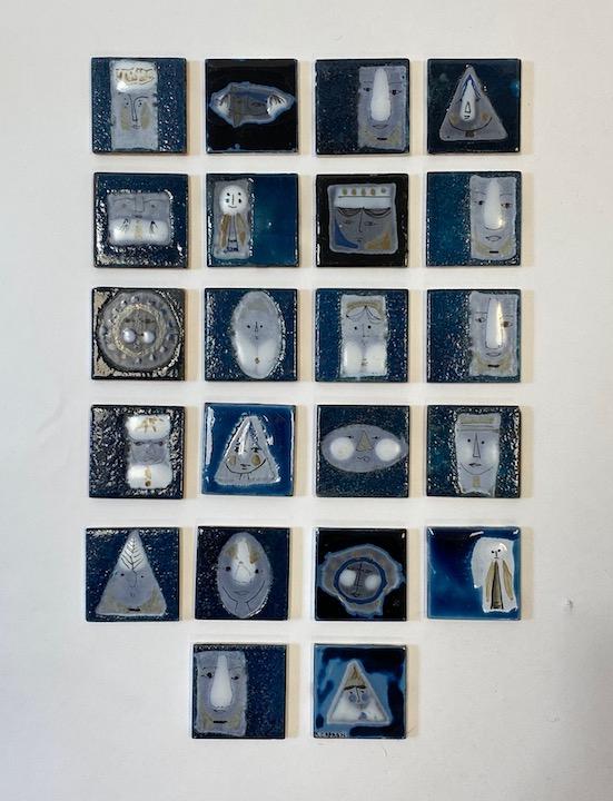 Roger CAPRON (1922-2006) Ensemble de 22 carreaux de: Roger CAPRON (1922-2006) Ensemble de 22 carreaux de céramique à décor de visages sur fond bleu 5 x 5 cm