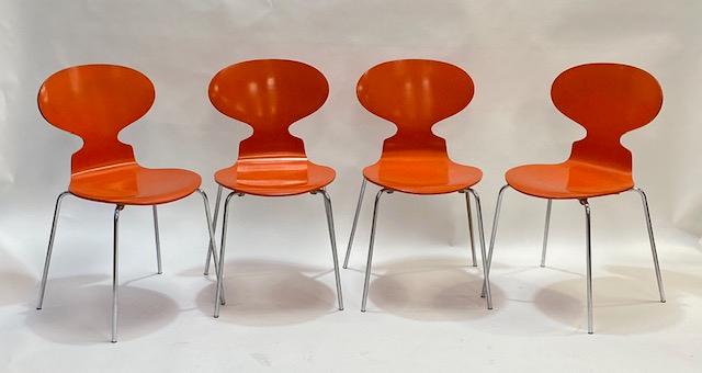 Arne JACOBSEN (1902 - 1971) - Edition Fritz HANSEN: Arne JACOBSEN (1902 - 1971) - Edition Fritz HANSEN Suite de quatre chaises fourmi, modèle 3101, Circa 1952 Assise et dossier en contreplaqué moulé finition laqué orange, piéte