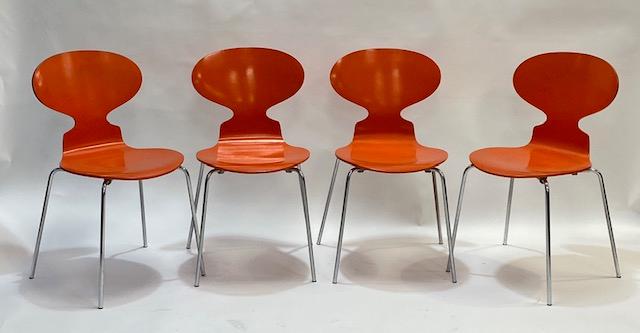 Arne JACOBSEN (1902 - 1971) - Edition Fritz HANSEN: Arne JACOBSEN (1902 - 1971) - Edition Fritz HANSEN Suite de quatre chaises fourmi, modèle 3101, Circa 1952 Assise et dossier en contreplaqué moulé finition laqué orange, piéte