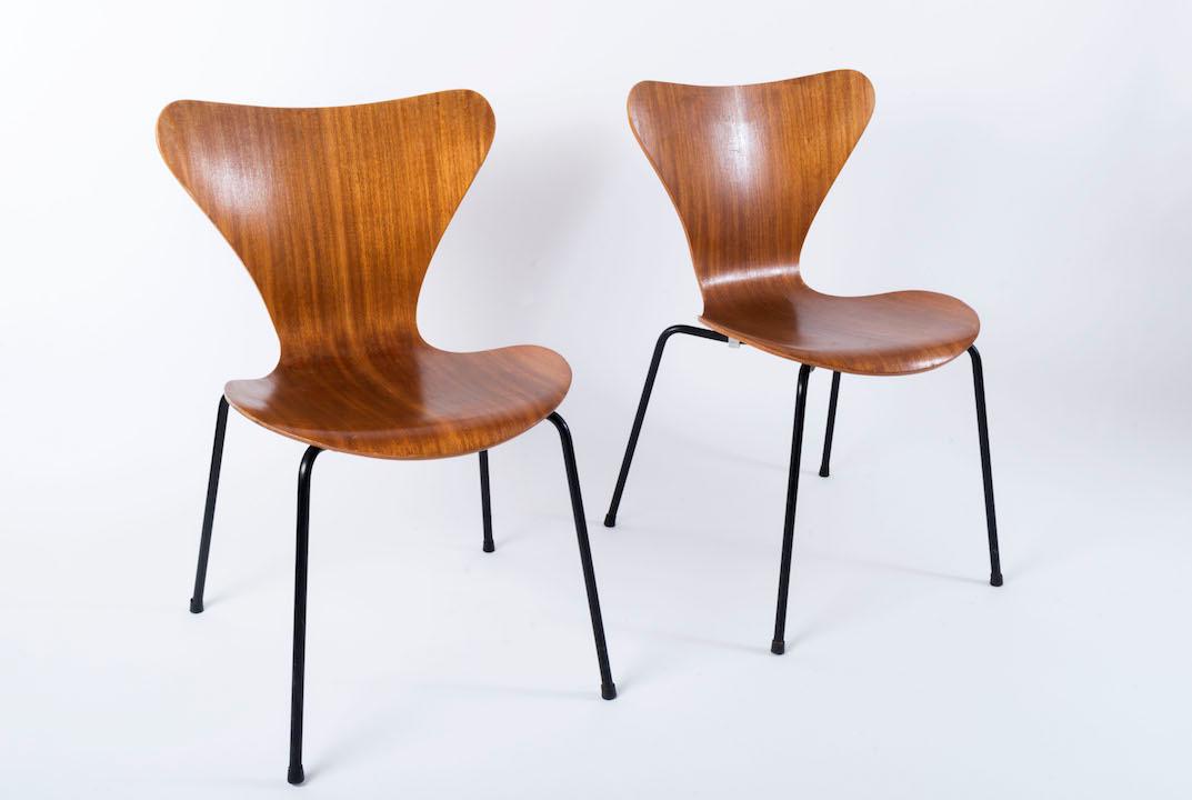 Arne JACOBSEN (1902-1971) - Edition Fritz HANSEN Rare: Arne JACOBSEN (1902-1971) - Edition Fritz HANSEN Rare paire de chaises en teck série 7 - Daté 1968 75 x 45 x 42 cm *Vendu sur désignation