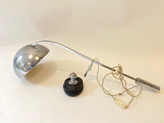 Jacques CHARPENTIER (1924-1990) - Vers 1970 Lampe de: Jacques CHARPENTIER (1924-1990) - Vers 1970 Lampe de bureau à poser à armature en acier chromé présentant un bras de lumière orientable formant balancier et reposant sur une base en cuir noir gar
