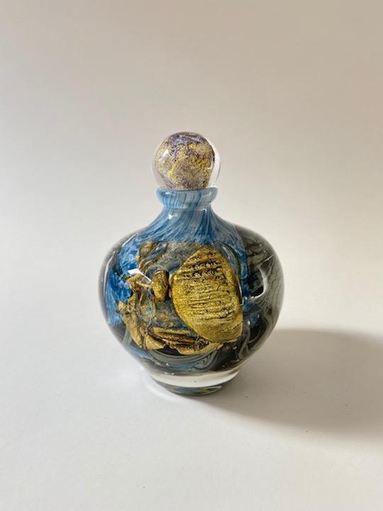 Jean Claude NOVARO (1943-2015) Flacon en verre bleu et: Jean Claude NOVARO (1943-2015) Flacon en verre bleu et doré - 2006 Signé et daté en dessous H : 19 cm