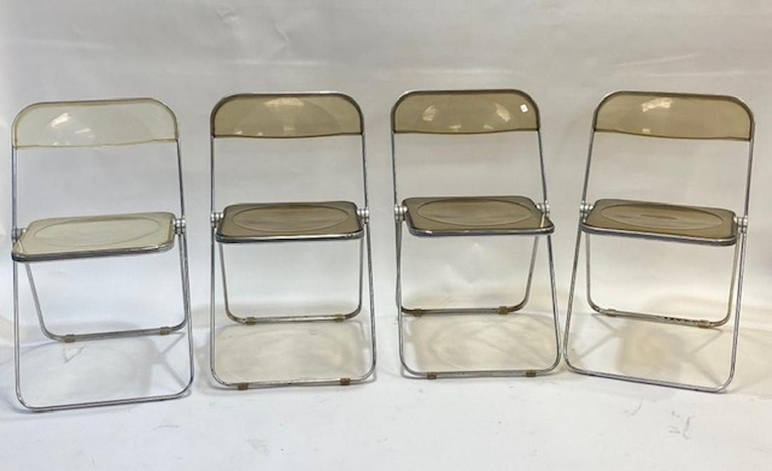 Giancarlo PIRETTI (1940), éditions Castelli Suite: Giancarlo PIRETTI (1940), éditions Castelli Suite de quatre chaises pliantes modèle Plia à structure en métal chromé et plexiglas fumé (une plus claire) Oxydations