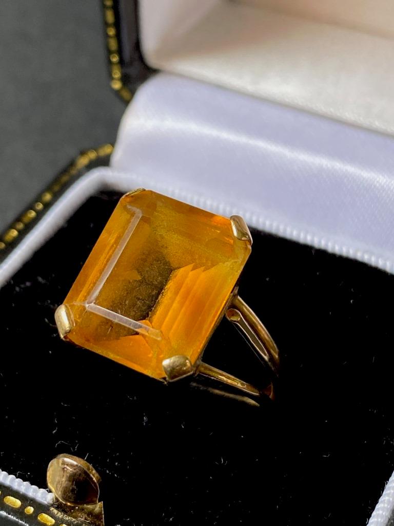 Bague en or jaune ornée d'une importante pierre (1 of 1)