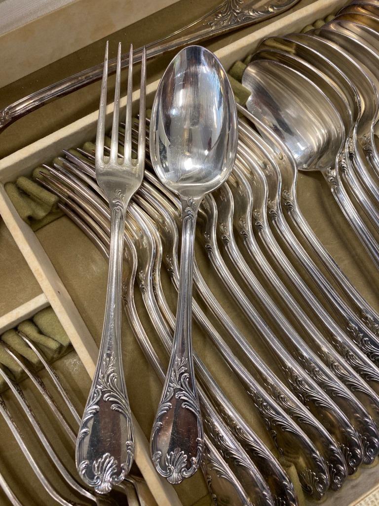 CHRISTOFLE Partie de ménagère en métal: CHRISTOFLE Partie de ménagère en métal argenté modèle Rocaille comprenant 12 cuillères, 12 fourchettes, 10 cuillères à dessert et 1 louche