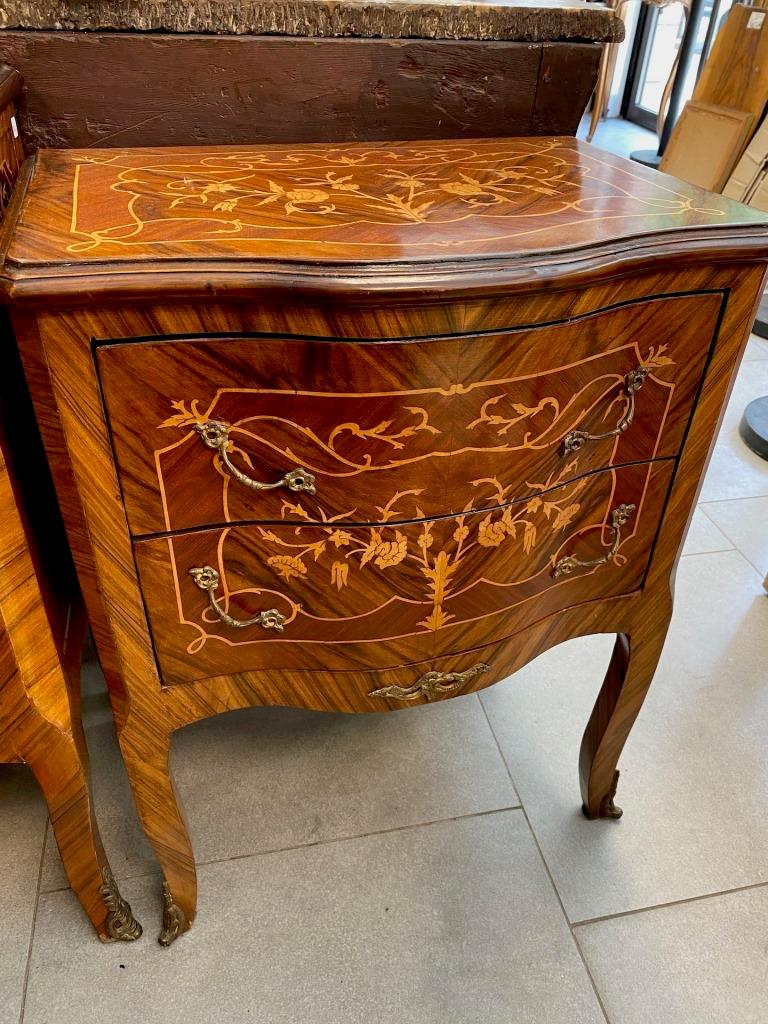 Petite commode sauteuse en bois de placage à (1 of 1)