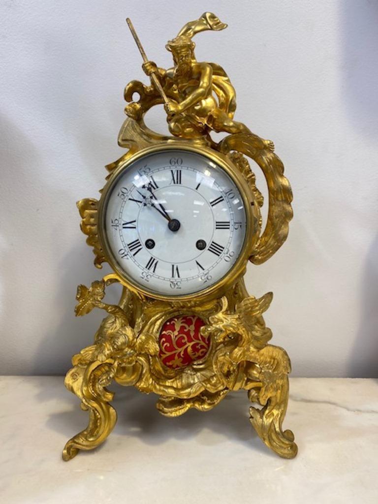 Pendule en bronze ciselé et doré à motif (1 of 3)