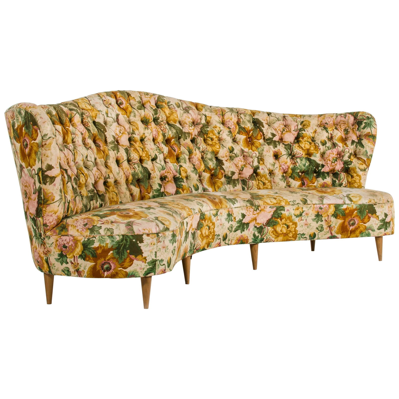 Federico MUNARI, dans le goût de Canapé de: Federico MUNARI, dans le goût de Canapé de forme boomerang avec tissu d’origine capitonné à décor floral, reposant sur des pieds en laiton Etat d’usage