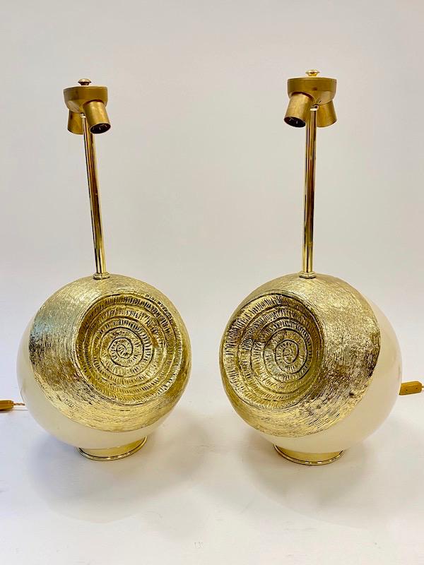 Angelo BROTTO pour ESPERIA Editeur Paire de grandes: Angelo BROTTO pour ESPERIA Editeur Paire de grandes lampes en bronze doré à décor de coquille et métal laqué blanc Signé sur chaque Hauteur totale : 73 cm