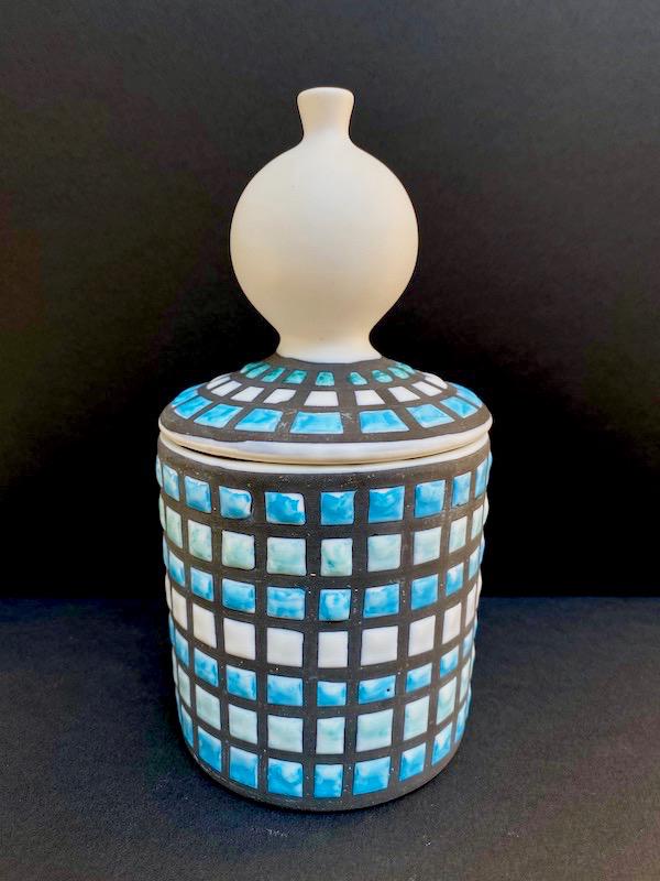 Roger CAPRON (1922 - 2006) Pot couvert à dé: Roger CAPRON (1922 - 2006) Pot couvert à décor de pyjama tricolores dans les tons de bleu Signé à l'intérieur du couvercle et sous le pot 20 x 10 cm