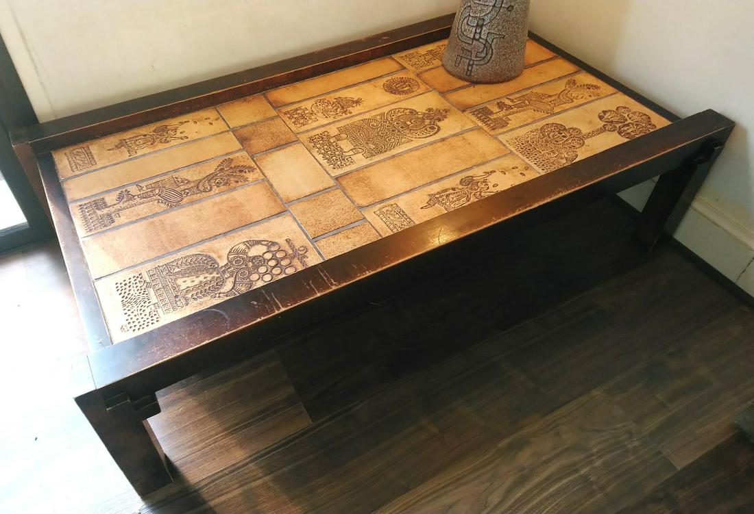 Roger CAPRON (1922 - 2006) Table basse à structure: Roger CAPRON (1922 - 2006) Table basse à structure en bois naturel et plateau garni de carreaux de céramique. Signé * Vendu sur désignation